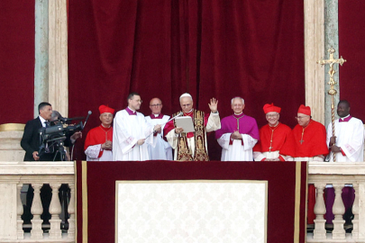 Papa 14. Leo resmen görevde: Zelenskiy ve ABD'den Vance törende yer aldı