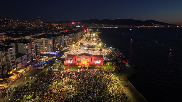  CHP’nin İzmir mitinginde katılım tartışması Özel “2 milyon” dedi, emniyet “70 bin” açıkladı 3