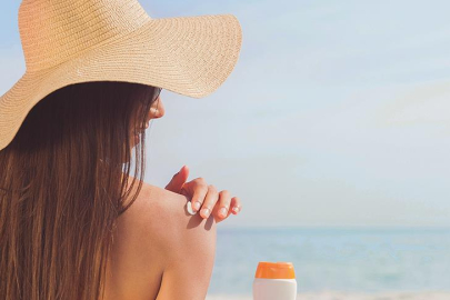 Cilt yanıkları ve erken yaşlanmaya karşı kendinizi güneşten nasıl korumanız gerektiği konusunda uzmanlar uyarıyor