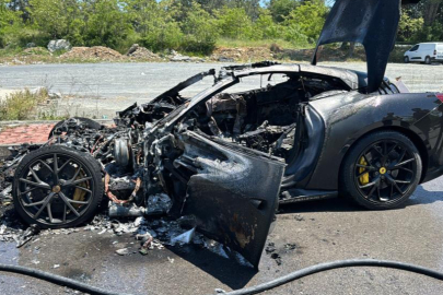 Eyüpsultan’da 20 milyonluk Ferrari alev alev yandı!
