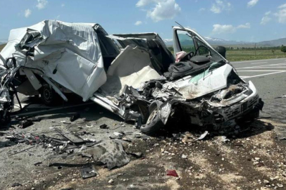 Iğdır’da feci kaza: Transit araç tıra çarptı, sürücü ağır yaralandı!