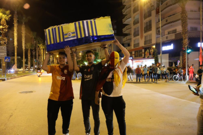 Kozan’da Galatasaray taraftarlarından Fenerbahçe’ye tabutlu gönderme