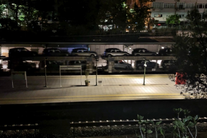 Marmaray'ı siz bir de gece görün! Gündüz yolcu, gece lojistik üssü