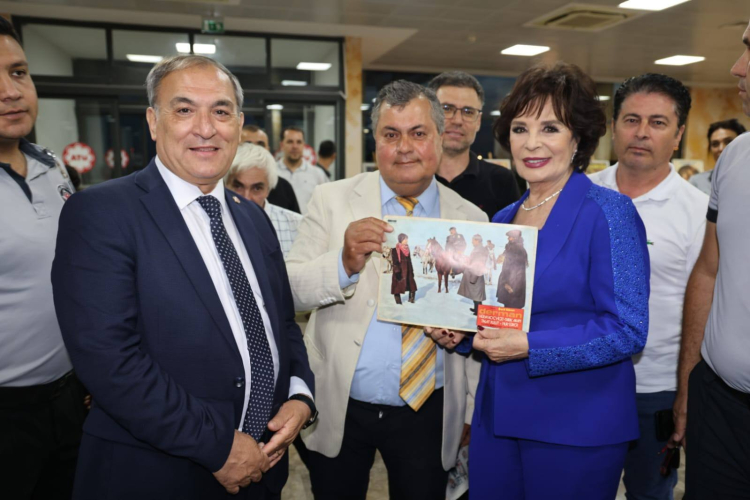 Yeşilçam'ın sultanı Hülya Koçyiğit Adana'da öğrencilerle buluştu, Gelin filmini izledi