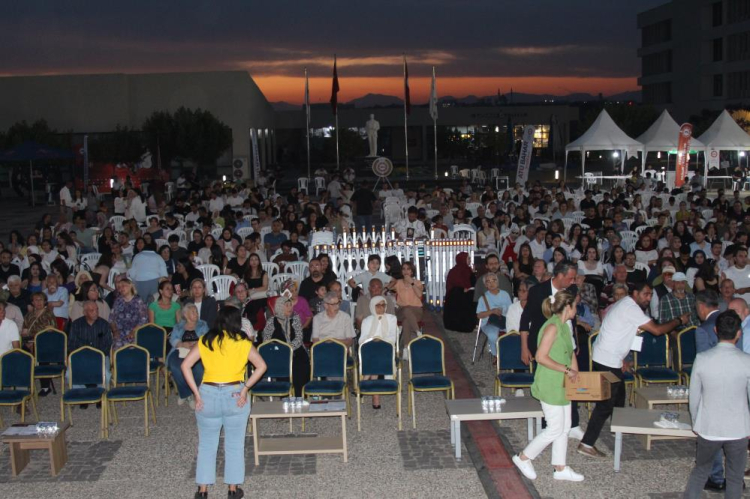 Yeşilçam'ın sultanı Hülya Koçyiğit Adana'da öğrencilerle buluştu, Gelin filmini izledi 2