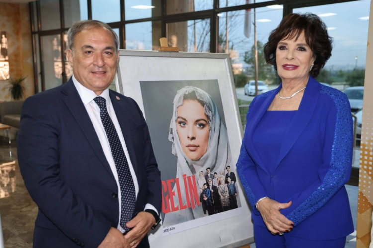 Yeşilçam'ın sultanı Hülya Koçyiğit Adana'da öğrencilerle buluştu, Gelin filmini izledi 2