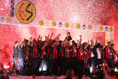 Eskişehirspor şampiyonluğu büyük coşkuyla kutladı: Ceza sahne aldı, taraftarlar kupa coşkusunu yaşadı