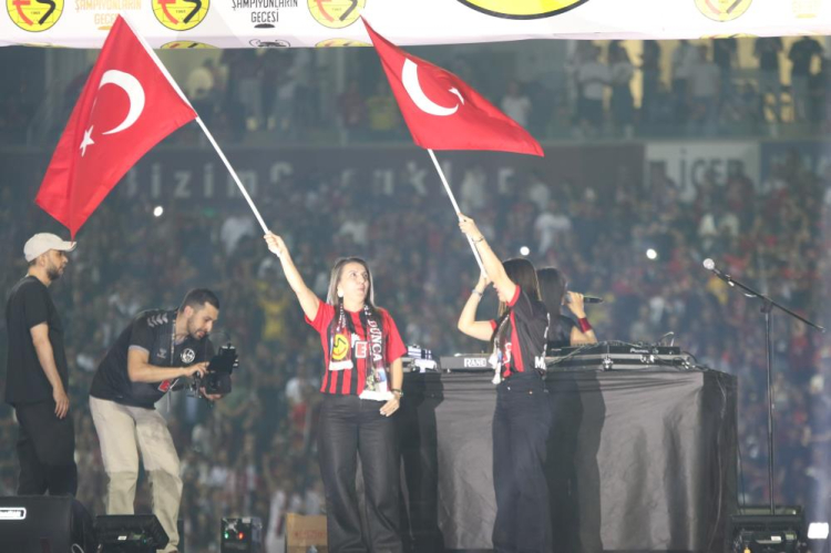  Eskişehirspor Şampiyonluğu büyük coşkuyla kutladı Ceza sahne aldı, taraftarlar kupa coşkusunu yaşadı 2