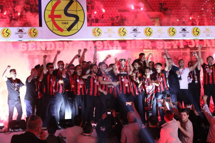  Eskişehirspor Şampiyonluğu büyük coşkuyla kutladı Ceza sahne aldı, taraftarlar kupa coşkusunu yaşadı 4