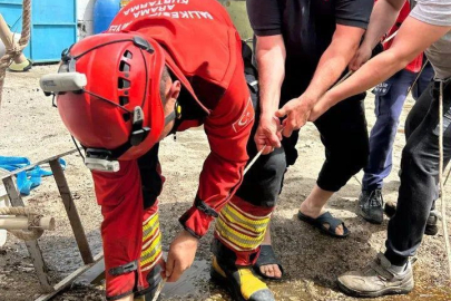 Burhaniye’de 8 metrelik kuyudan kuzu kurtarıldı