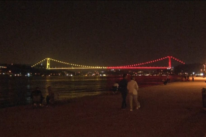 Fatih Sultan Mehmet Köprüsü sarı-kırmızıya büründü