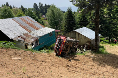 Sakarya’da kamyonet şarampole devrildi