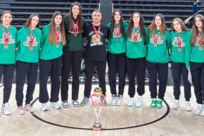 Adana Doğa Koleji öğrencileri basketbolda Türkiye üçüncüsü oldu