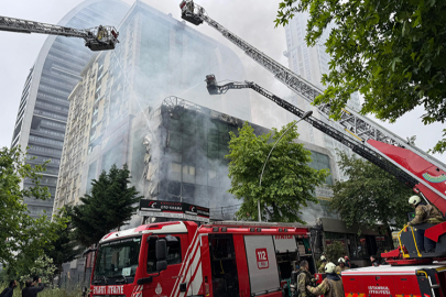 Esenyurt’ta iş merkezi ve kafede yangın: 132 daire boşaltıldı
