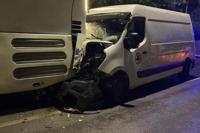 İzinsiz araçla tur atan ehliyetsiz sürücü kaza yaptı: 3 yaralı