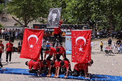 Pozantı, “Şapka Çıkarılacak Zafer” sloganı ile kurtuluş gününü coşkuyla kutladı