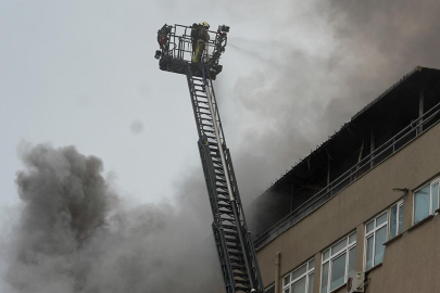 Sultanbeyli’de çatı yangını bitişik binaya sıçradı