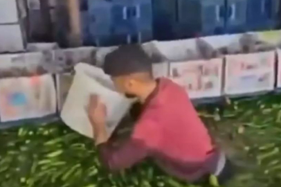 Adana’da hijyen skandalı! Çıplak ayakla salatalık havuzuna girdi