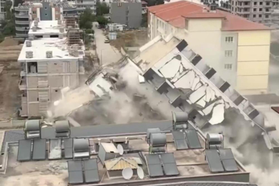 Hatay'da 7 katlı bina iş makinesiyle bir hamlede yıkıldı