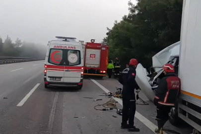 Otoyolda feci kaza: Kağıt gibi ezilen kamyonun kupasında sıkışarak hayatını kaybetti