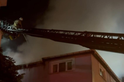 Sarıyer’de anaokulu çatısında çıkan yangın bitişik binaya sıçradı, 2 kişi dumandan etkilendi