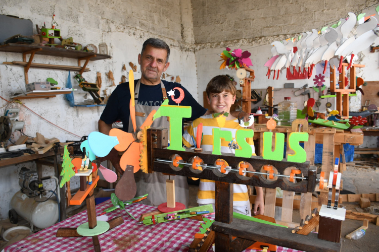 Tarsus’ta baba-oğul el ele Ahşapla hayalleri oyuncağa dönüştürüyorlar 3