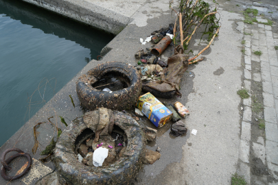 Samsun’da minikler gözlerine inanamadı: Denizden çöp fışkırdı