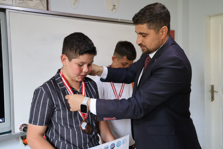 Adana'da köy okulundan Türkiye derecesine Derslerde 'yaramaz' denilenler Türkiye derecesi yaptı! 3
