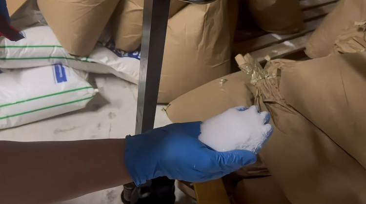 Mersin’de meyve suyu deposunda 812 kilo sentetik ecza ele geçirildi 2