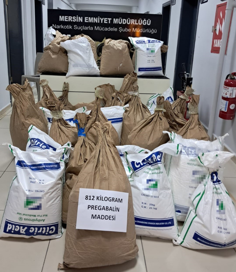 Mersin’de meyve suyu deposunda 812 kilo sentetik ecza ele geçirildi 3