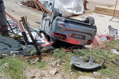 Elazığ’da otomobil şarampole devrildi: 2 yaralı