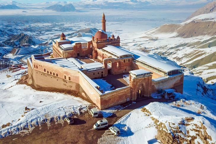 İshak Paşa Sarayı: Dağların Zirvesinde Yükselen Tarihi İhtişam