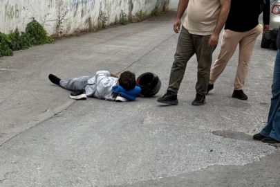 Motosiklet önce otomobile, ardından da duvara çarptı