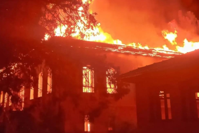 Tarihi Gazi İlkokulu alevlere teslim oldu