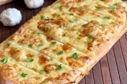 Evde Pide Gibi Yumuşacık, Sarımsaklı Peynirli Ekmek Tarifiyle Tanışın!