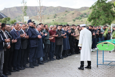Mersin'de denizde boğulan lise öğrencisi memleketi Çorum'da son yolculuğuna uğurlandı