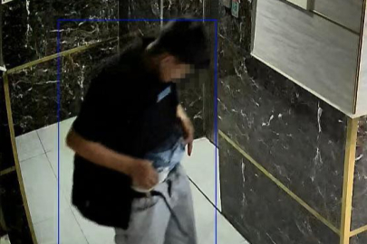 Mersin’de iş hanında kamerayı kapatıp duvara idrarını yapan gençler kamerada