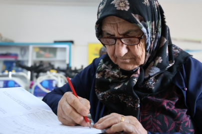 Bu öğrencilerin hepsi torun sahibi: Adanalı ninelerin okuma azmi