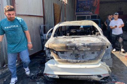 Tamir atölyesindeki otomobilde çıkan yangında iş yeri ve 2 araç zarar gördü