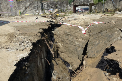 Trabzon’da selin şiddeti zemini parçaladı