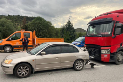 Bilecik'te tırın otomobile arkadan çarpmasıyla 3 kişi yaralandı