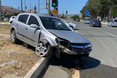 Elazığ’da refüje çıkan otomobil kazasında 4 kişi yaralandı
