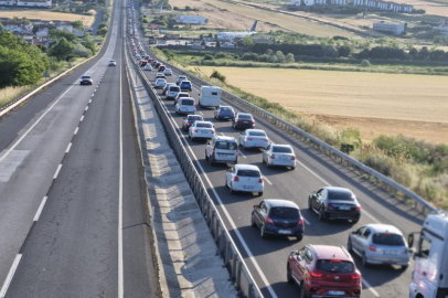İstanbul’dan Trakya’ya akın: Tatilciler yola çıktı, şeritler doldu   