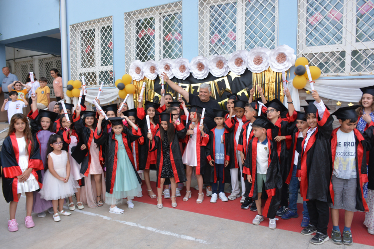 4-C sınıfının gülen gözleri mezuniyetle parladı 3
