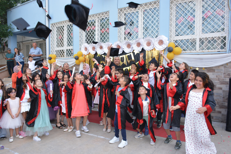 4-C sınıfının gülen gözleri mezuniyetle parladı 5