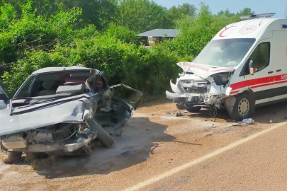 Adana’da feci kaza: Ambulans ve otomobil çarpıştı, 1 kişi hayatını kaybetti