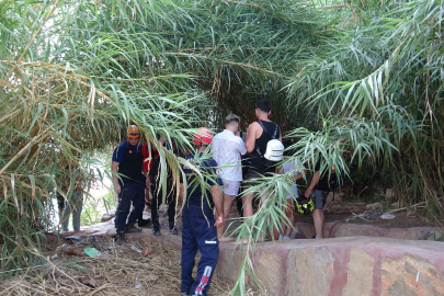 Antalya'da falezlerde mahsur kalan 3 turist kurtarıldı