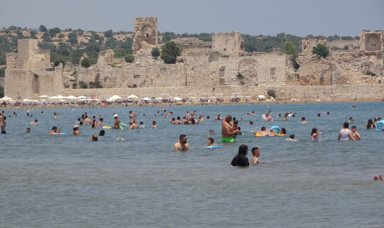 Bayram tatili başladı UNESCO mirası Kızkalesi tatilcilerle doldu taştı 2