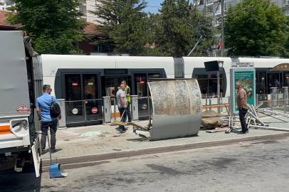 Eskişehir’de otobüs kontrolden çıkarak tramvay durağına çarptı: 2 Yaralı