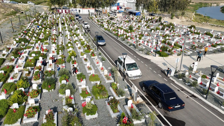 Hatay'da deprem şehitliğinde hüzünlü Kurban Bayramı 2